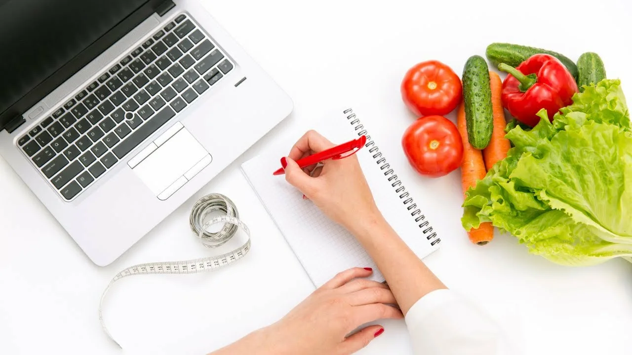 Ana, nutricionistica, sa svježim namirnicama i biljnim dodacima prehrani